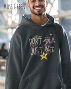 Ein Mann trägt einen oversized design hoodie in der farbe moss green mit dem statement don't talk just act.