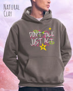Ein Mann trägt den oversized design hoodie AWDis Just Hoods Vision JH111 in natural clay