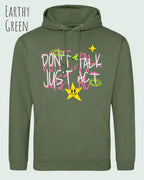 DAS BILD ZEIGT den unisex basic hoodie JH001 von awdis in der Farbe earthy green mit dem STATEMENT Design don't talk just act