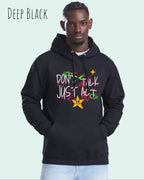 Ein Mann trägt  den unisex basic hoodie JH001 von awdis in der Farbe deep black mit dem STATEMENT Design don't talk just act