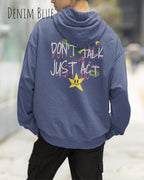 EIN mann TRÄGT einen design hoodie in der Farbe XXX mit dem back print  STATEMENT don't talk just act,