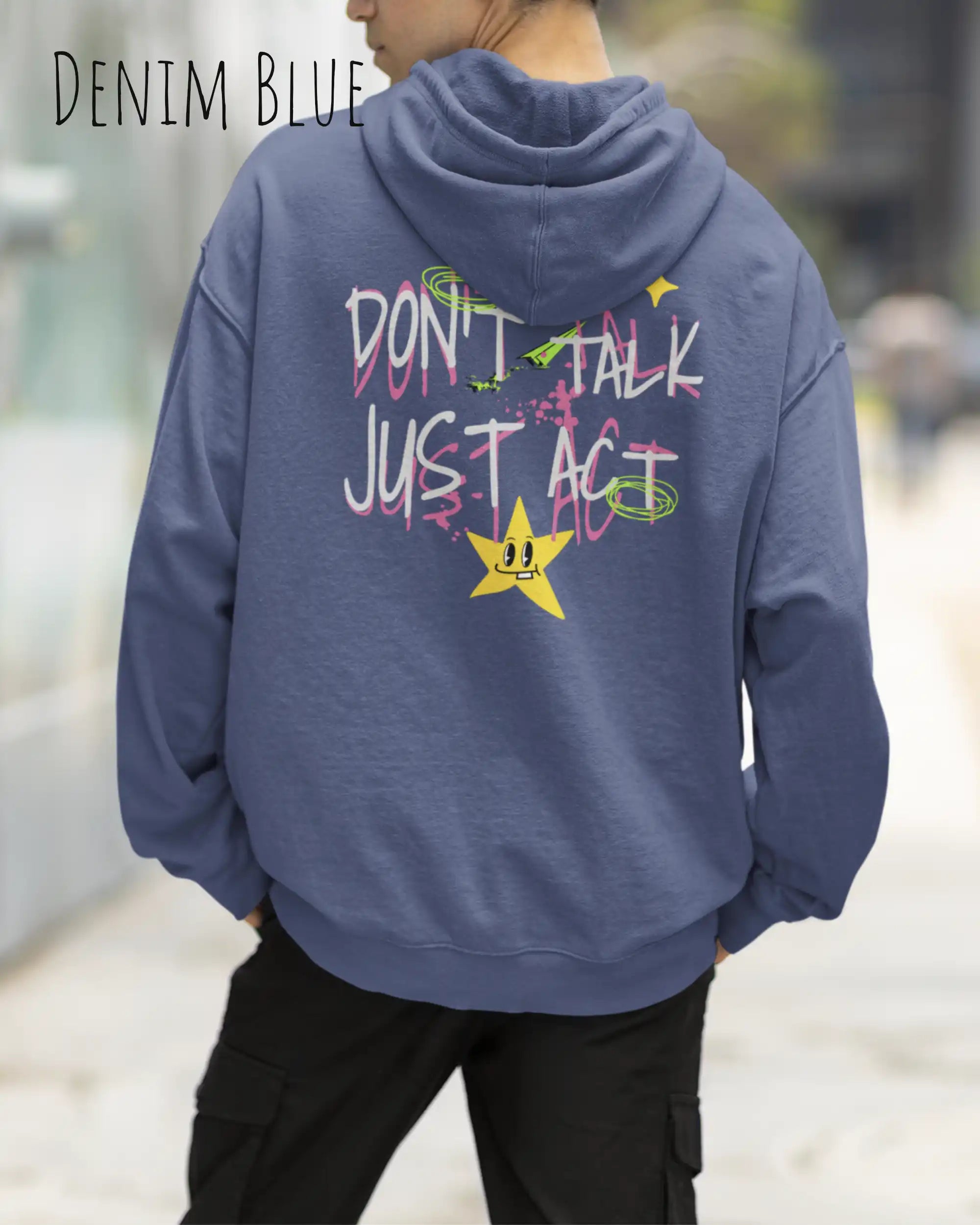 EIN mann TRÄGT einen design hoodie in der Farbe XXX mit dem back print  STATEMENT don't talk just act,
