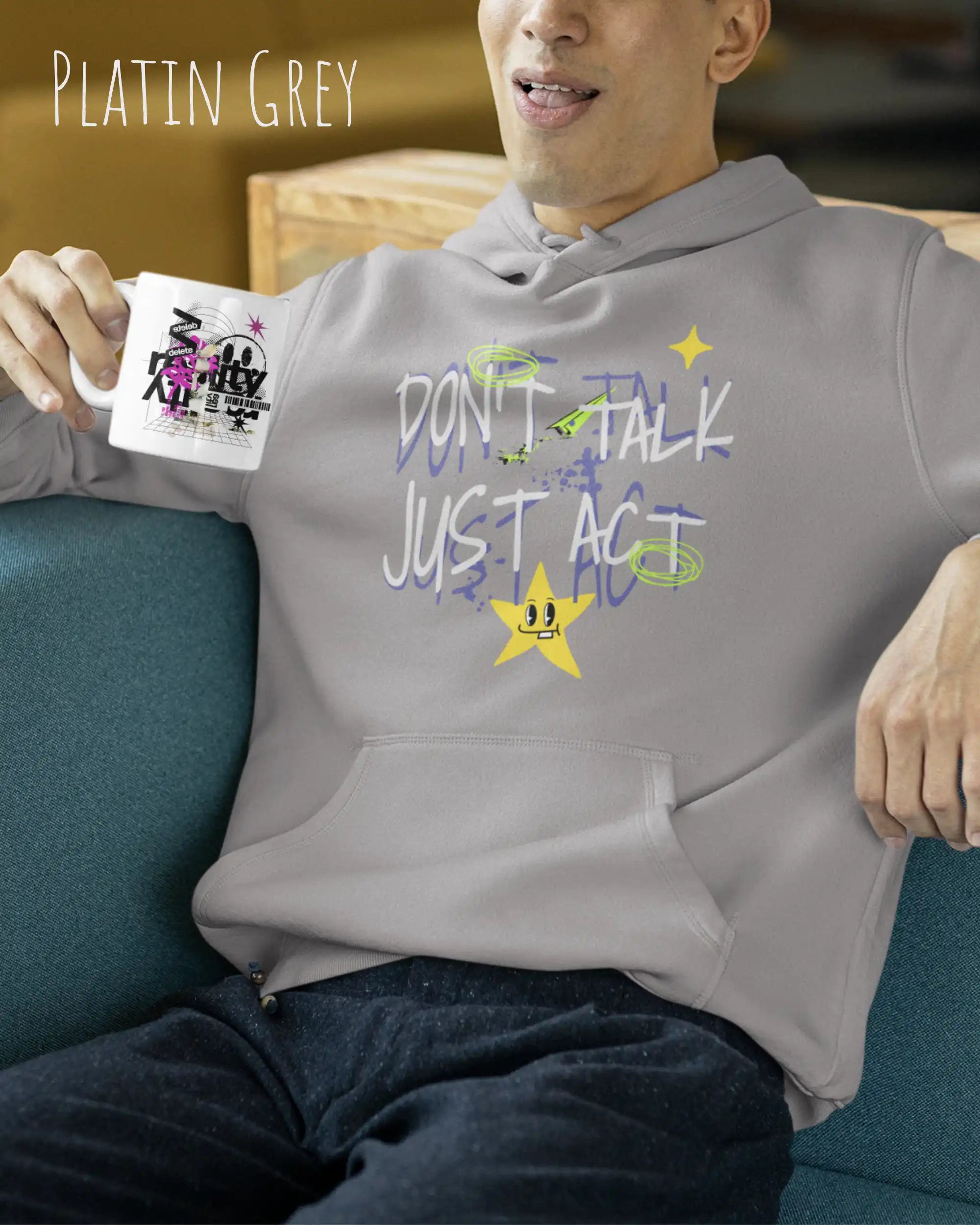 Ein Mann TRÄGT einen design hoodie in der Farbe Plato grey mit dem STATEMENT don't talk just act,