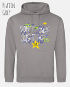 DAS BILD ZEIGT den unisex basic hoodie JH001 von awdis in der Farbe Platin grey mit dem STATEMENT Design don't talk just act
