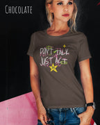 eine frau trägt ein damen design-t-shirt in der farbe chocolate mit dem statement-Motiv "don't talk just act" vorne auf der brust