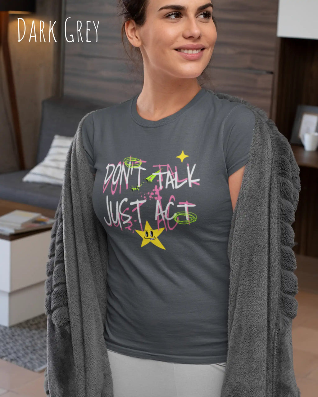 eine frau trägt ein damen design-t-shirt in der farbe dark grey mit dem statement-Motiv "don't talk just act" vorne auf der brust