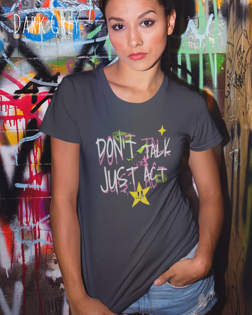 eine frau trägt ein damen design-t-shirt in der farbe dark grey mit dem statement-Motiv "don't talk just act" 