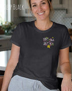 eine frau trägt ein damen design-t-shirt in der farbe deep black mit dem statement-Motiv "don't talk just act" vorne oben links
