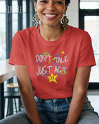 eine frau trägt ein damen design-t-shirt in der farbe fire red mit dem statement-Motiv "don't talk just act" vorne auf der brust