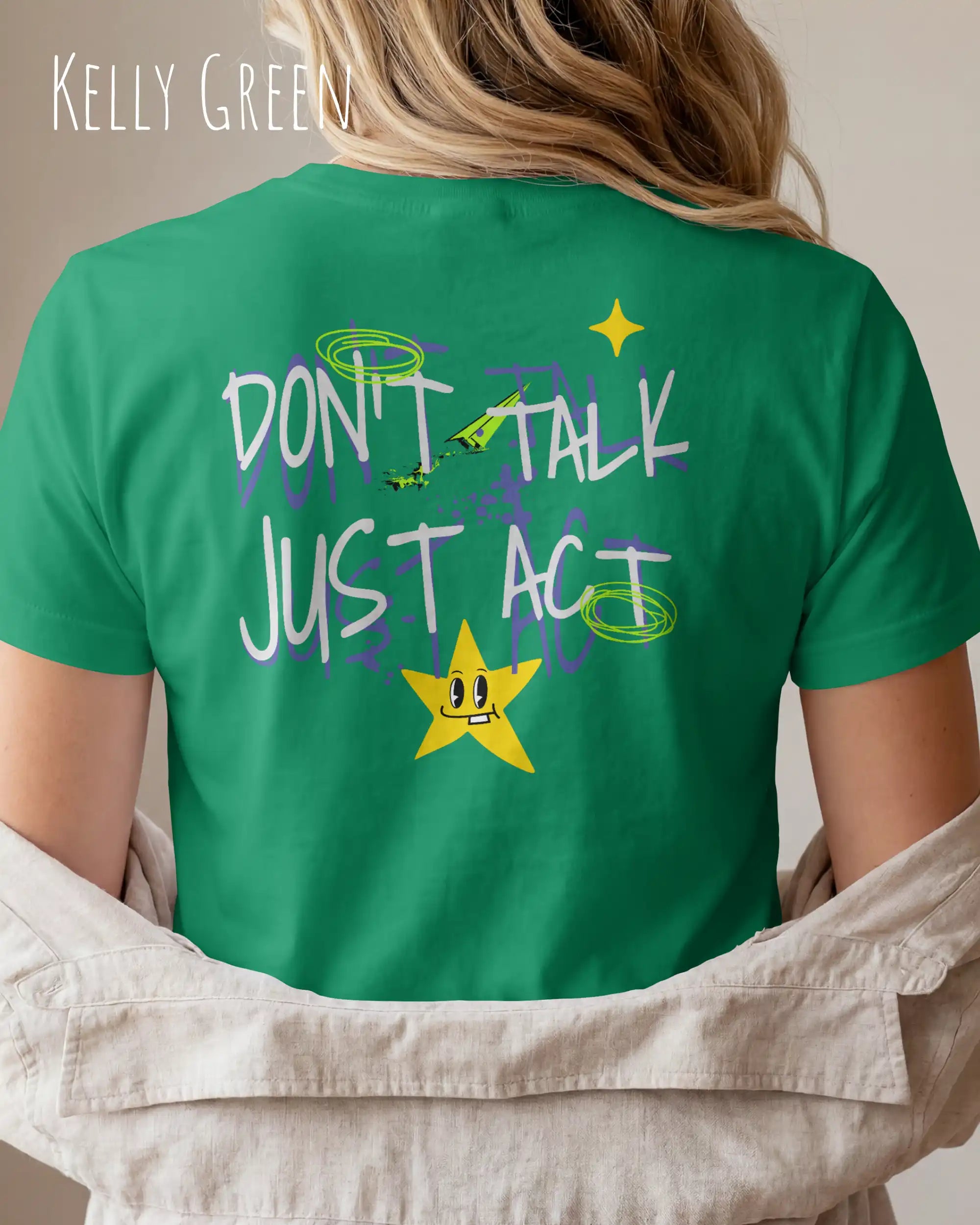 eine frau trägt ein damen design-t-shirt in der farbe kelly green mit dem statement-Motiv "don't talk just act" als backprint