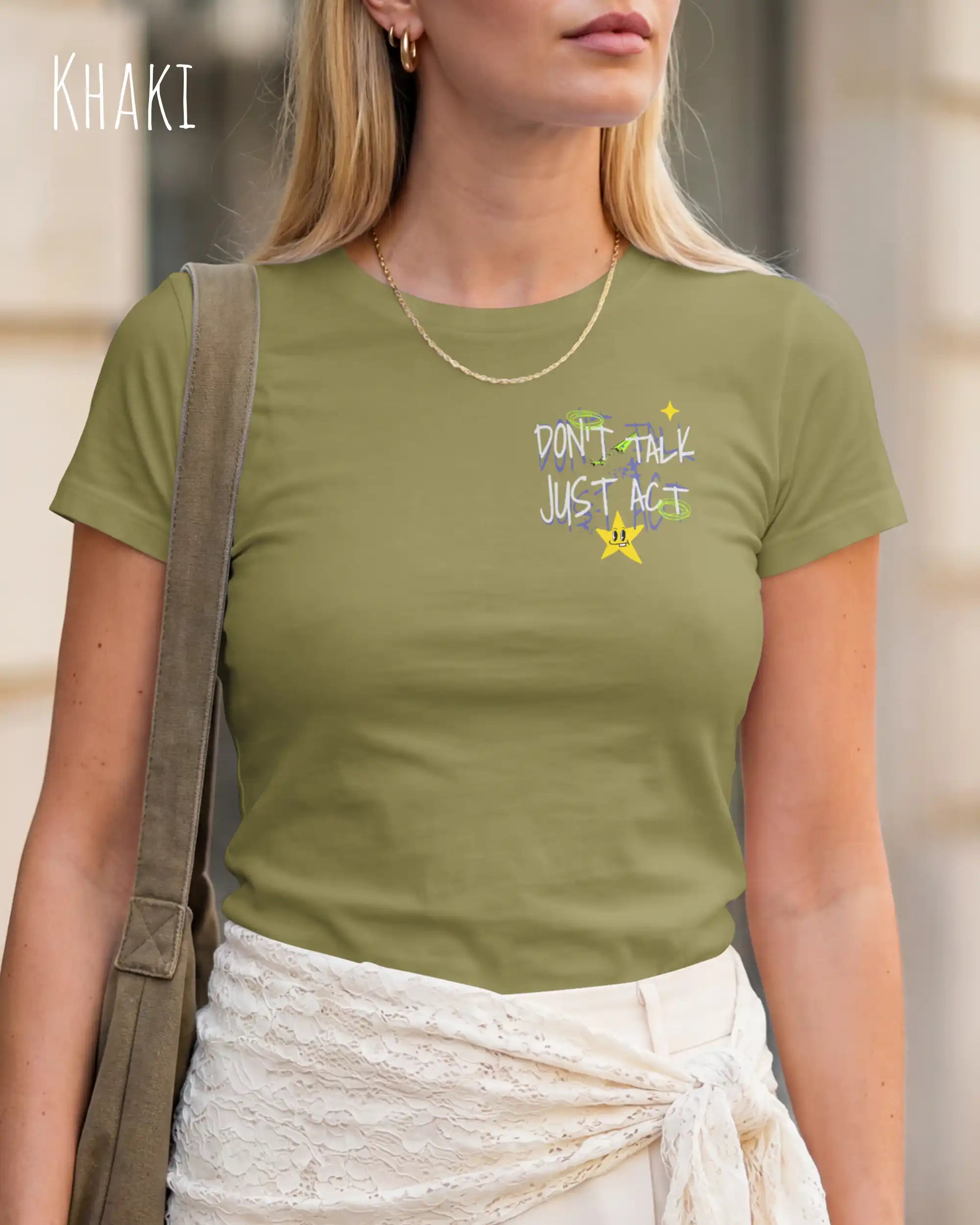eine frau trägt ein damen design-t-shirt in der farbe khaki mit dem statement-Motiv "don't talk just act" vorne oben links.