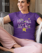 eine frau trägt ein damen design-t-shirt in der farbe purple mit dem statement-Motiv "don't talk just act" vorne auf der brust