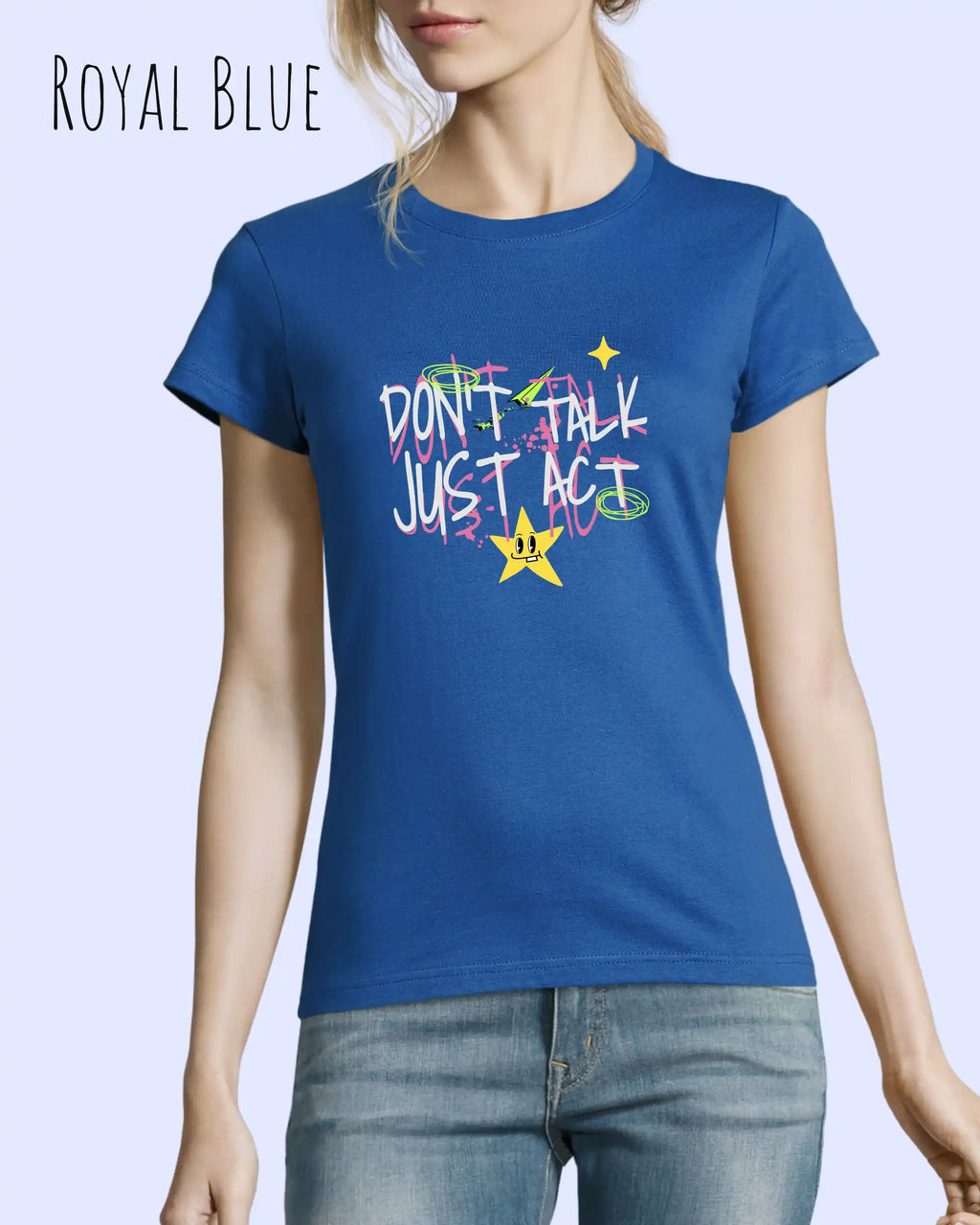 eine frau trägt ein damen design-t-shirt in der farbe royal blue mit dem statement-Motiv "don't talk just act" vorne auf der brust