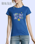 eine frau trägt ein damen design-t-shirt in der farbe royal blue mit dem statement-Motiv "don't talk just act" vorne auf der brust