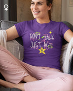 eine frau trägt ein damen design-t-shirt mit dem statement-Motiv "don't talk just act" als frontpriot