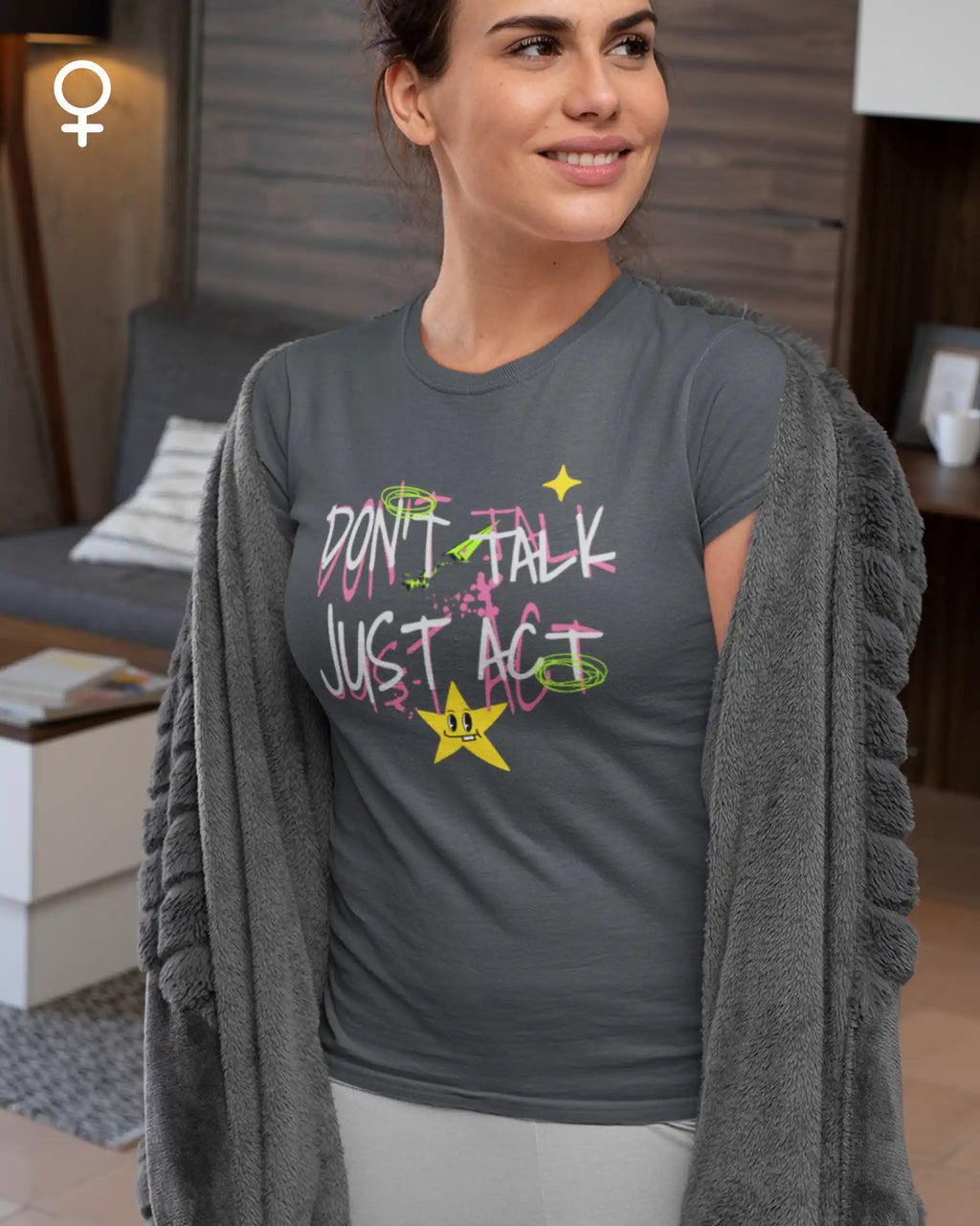 eine frau trägt ein damen design-t-shirt mit dem statement-Motiv "don't talk just act" vorne auf der brust