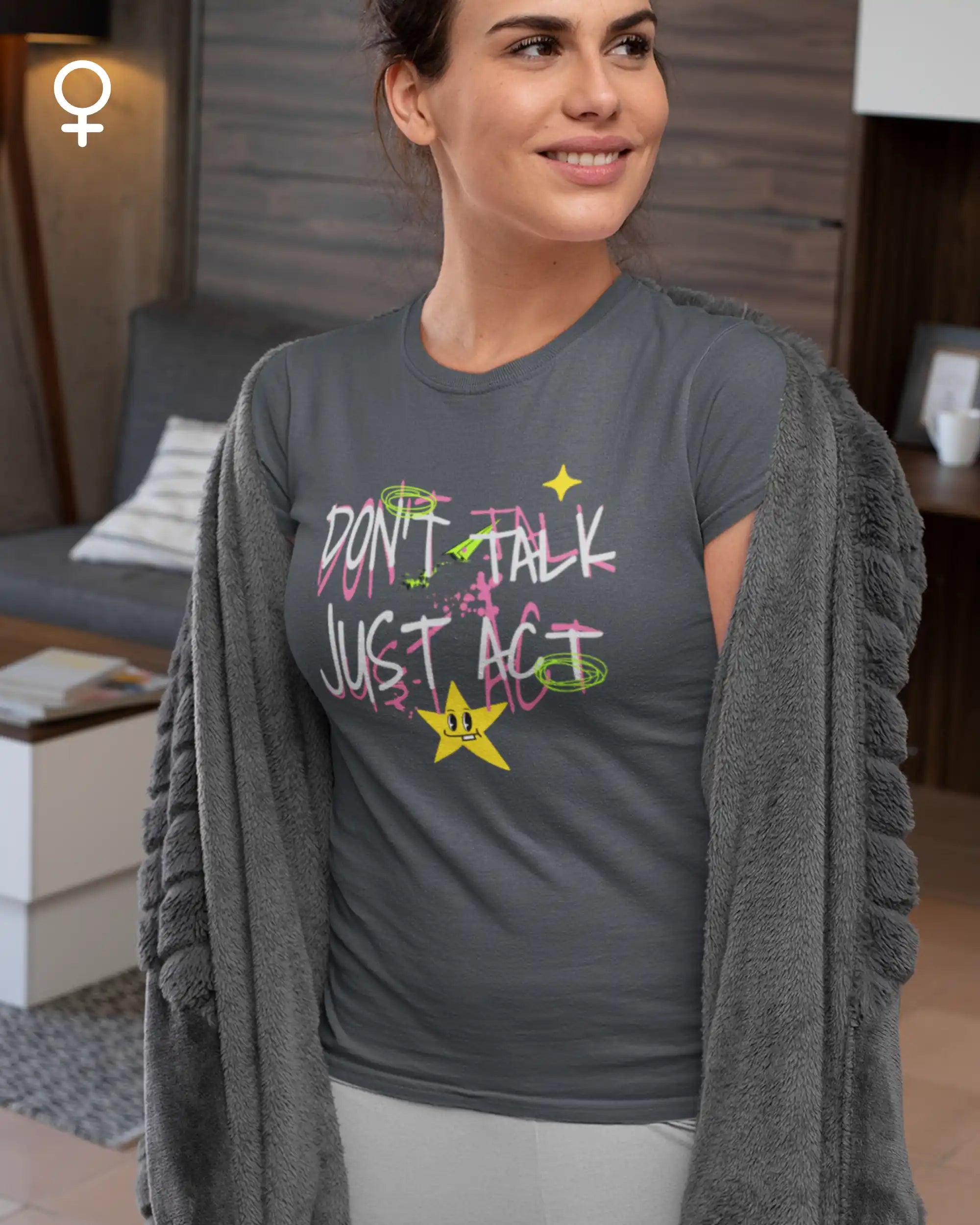 eine frau trägt ein damen design-t-shirt mit dem statement-Motiv "don't talk just act" vorne auf der brust