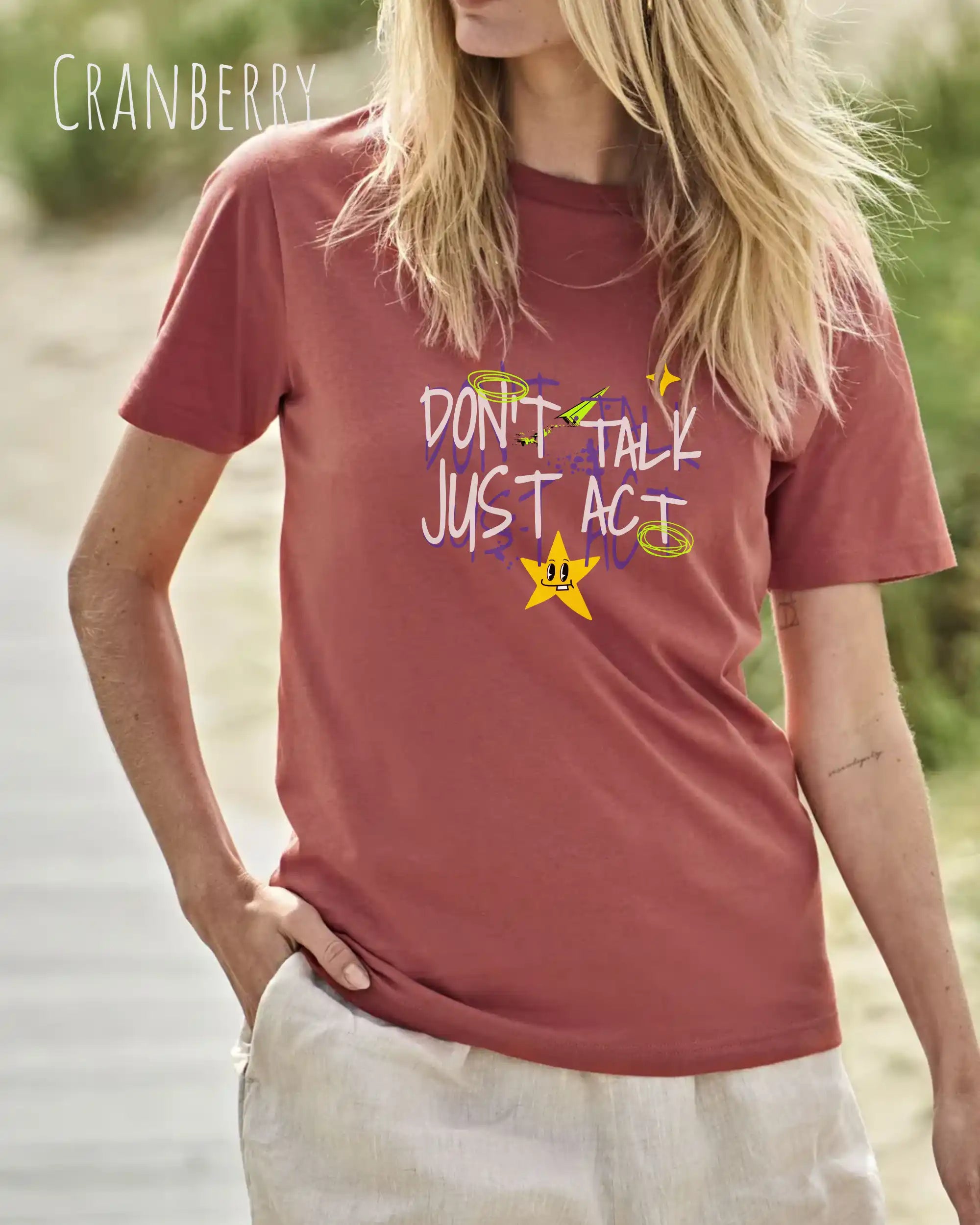 Frau trägt das Bio-Baumwolle T-Shirt Tee Jays Urban Luxury Tee 1150 in cranberry mit dem STATEMENT DON’T TALK JUST ACT