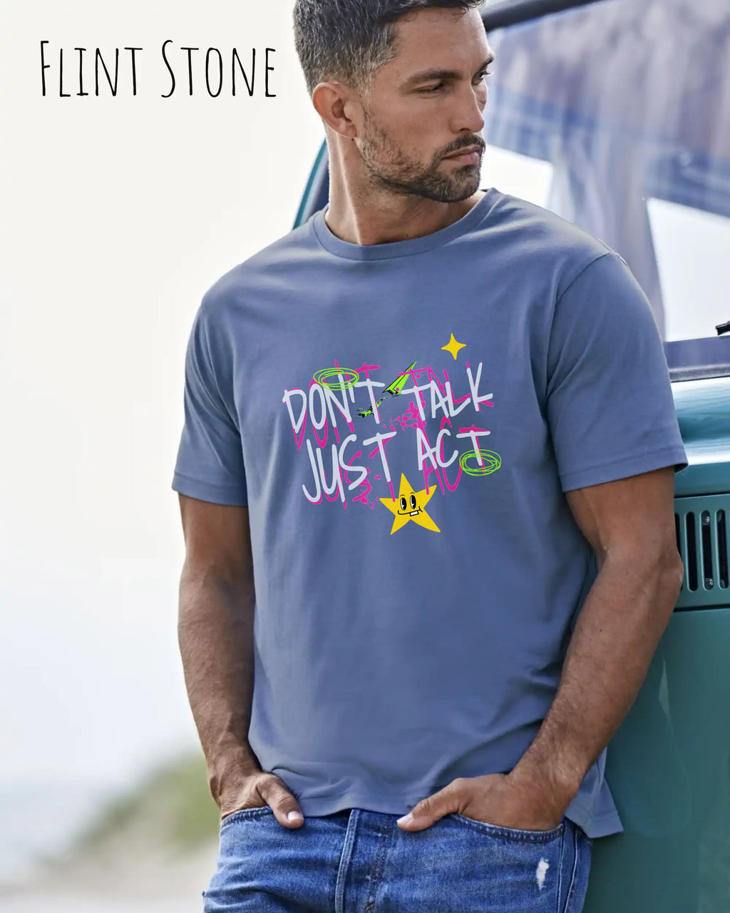 Mann trägt das Bio-Baumwolle T-Shirt Tee Jays Urban Luxury Tee 1150 in flint stone mit dem STATEMENT DON’T TALK JUST ACT
