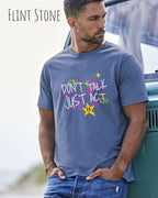 Mann trägt das Bio-Baumwolle T-Shirt Tee Jays Urban Luxury Tee 1150 in flint stone mit dem STATEMENT DON’T TALK JUST ACT