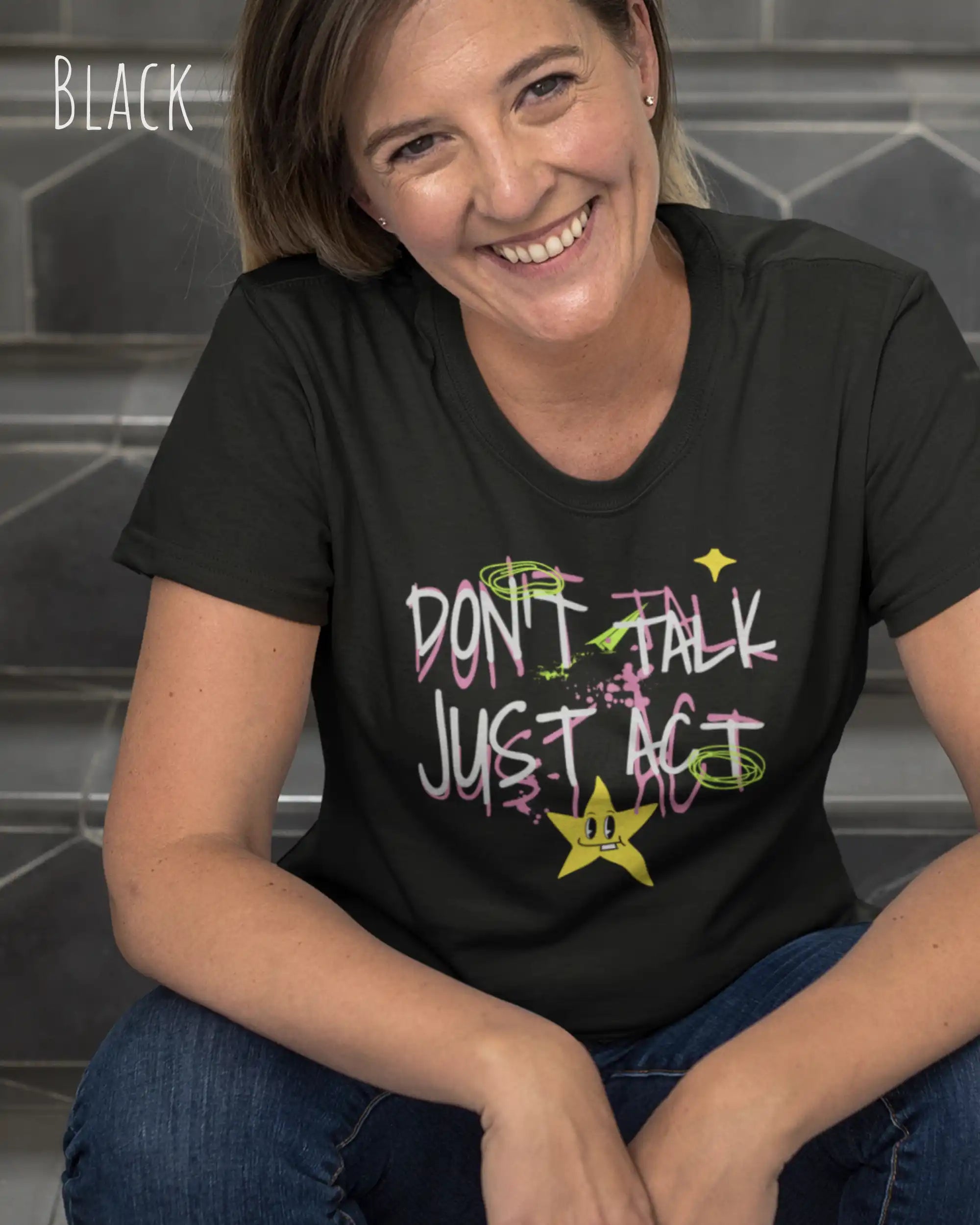 Frau trägt das Bio-Baumwolle T-Shirt Tee Jays Urban Luxury Tee 1150 in black mit dem STATEMENT DON’T TALK JUST ACT