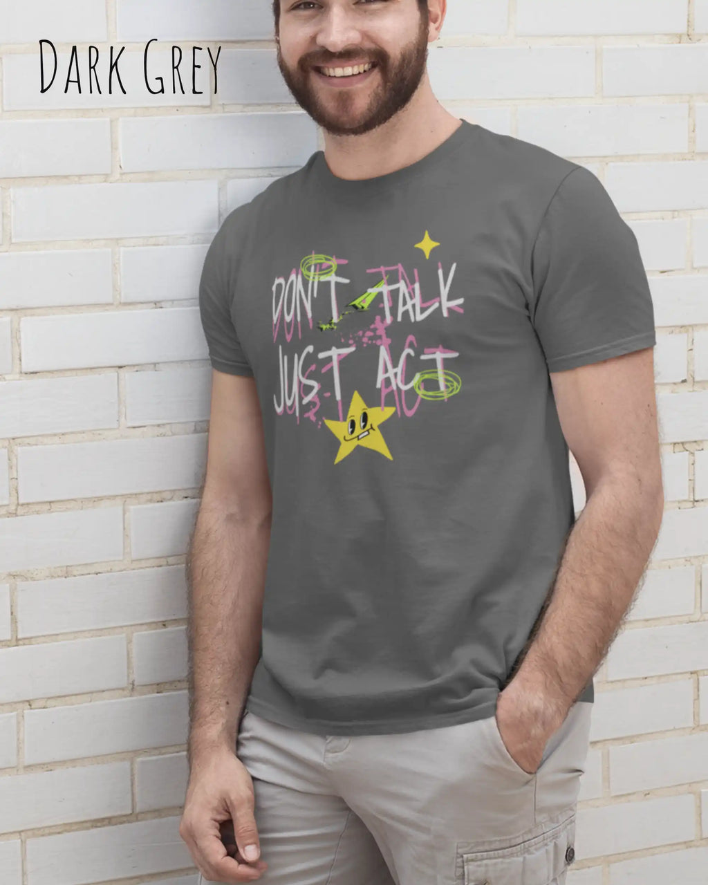 Herr trägt das Bio-Baumwolle T-Shirt Tee Jays Urban Luxury Tee 1150 in dark grey mit dem STATEMENT DON’T TALK JUST ACT
