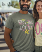 Ein Mann trägt das Bio-Baumwolle T-Shirt Tee Jays Urban Luxury Tee 1150 in leaf green mit dem STATEMENT Design DON’T TALK JUST ACT