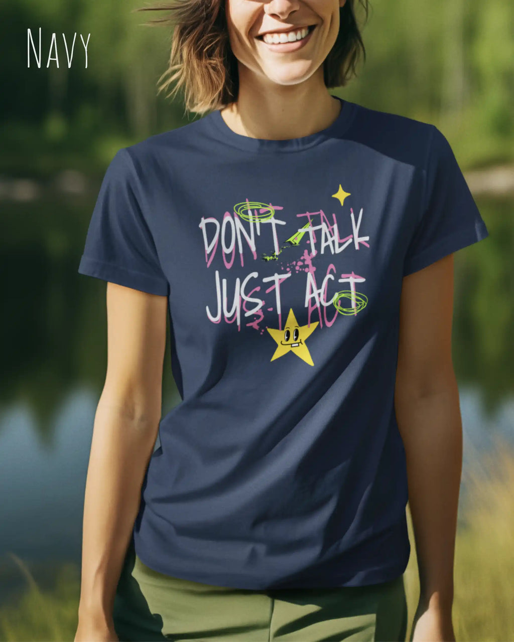 Frau trägt das Bio-Baumwolle T-Shirt Tee Jays Urban Luxury Tee 1150 in navy mit dem STATEMENT DON’T TALK JUST ACT