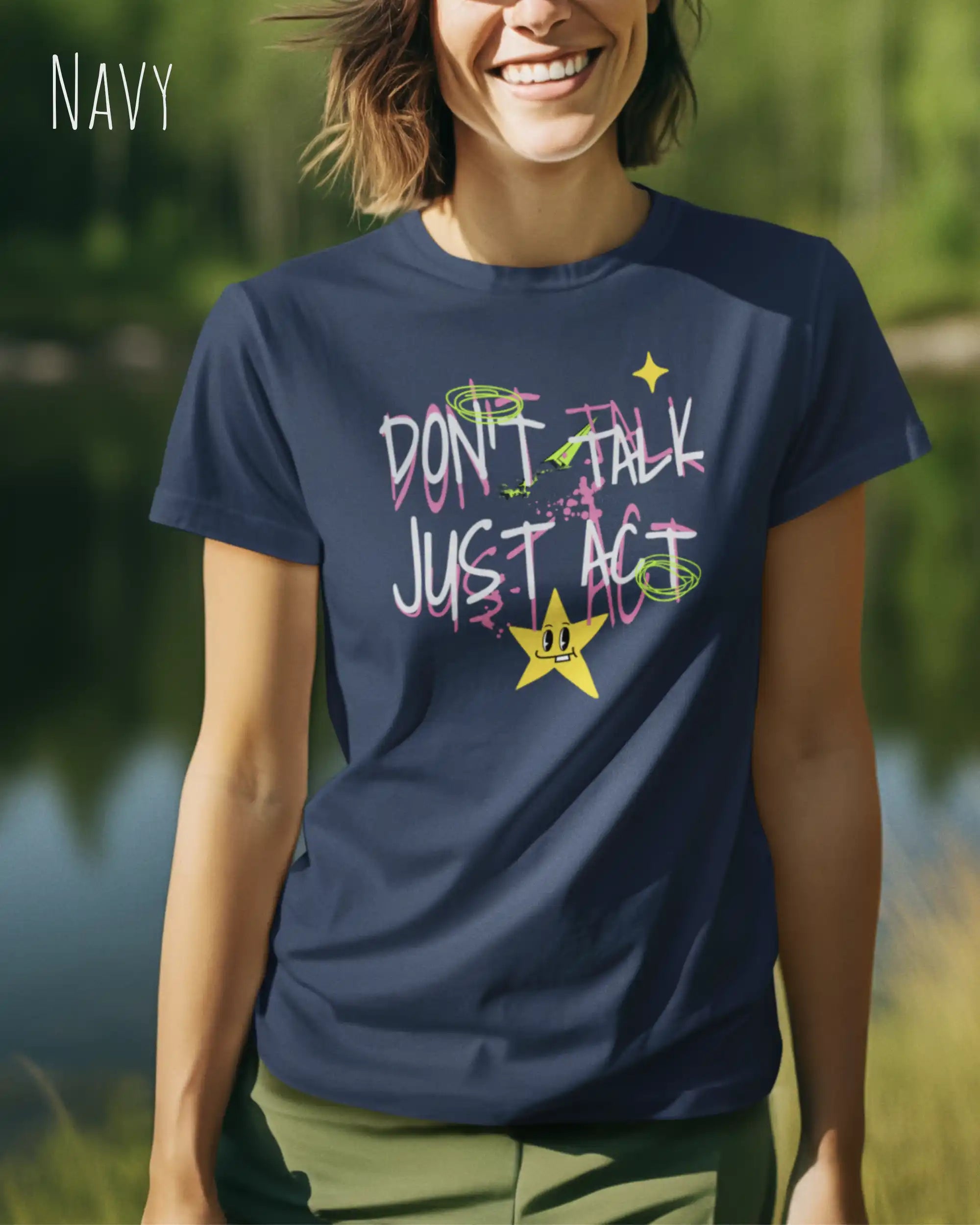 Frau trägt das Bio-Baumwolle T-Shirt Tee Jays Urban Luxury Tee 1150 in navy mit dem STATEMENT DON’T TALK JUST ACT