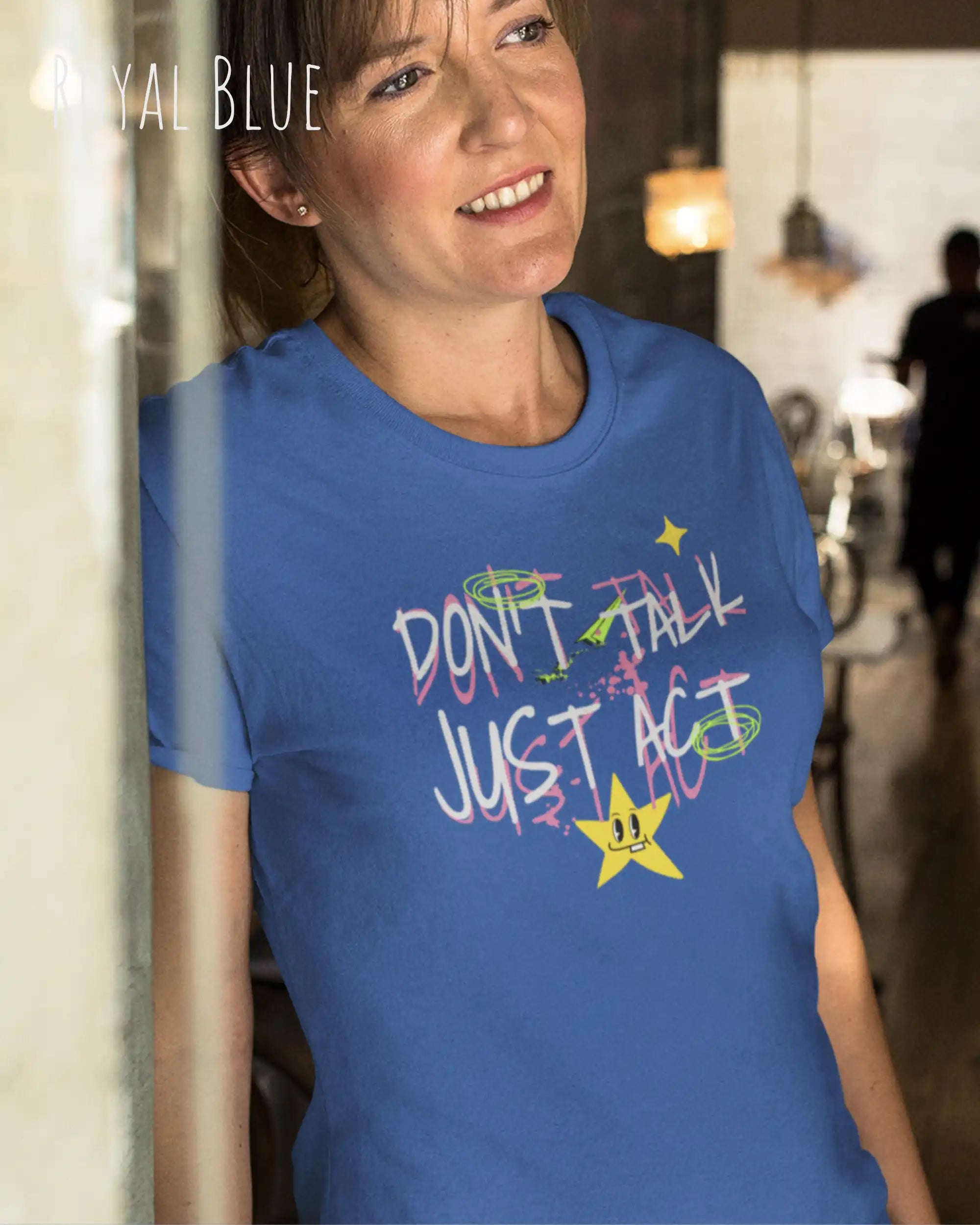 Frau trägt das Bio-Baumwolle T-Shirt Tee Jays Urban Luxury Tee 1150 in royal blue mit dem STATEMENT DON’T TALK JUST ACT