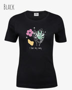 Das Bild zeigt das Bio Design-T‑Shirt mit femininen Schnitt in der Farbe Black und dem Statement I live my way.