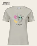 Das Bild zeigt das Bio Design-T‑Shirt mit femininen Schnitt in der Farbe Cement und dem Statement I live my way.