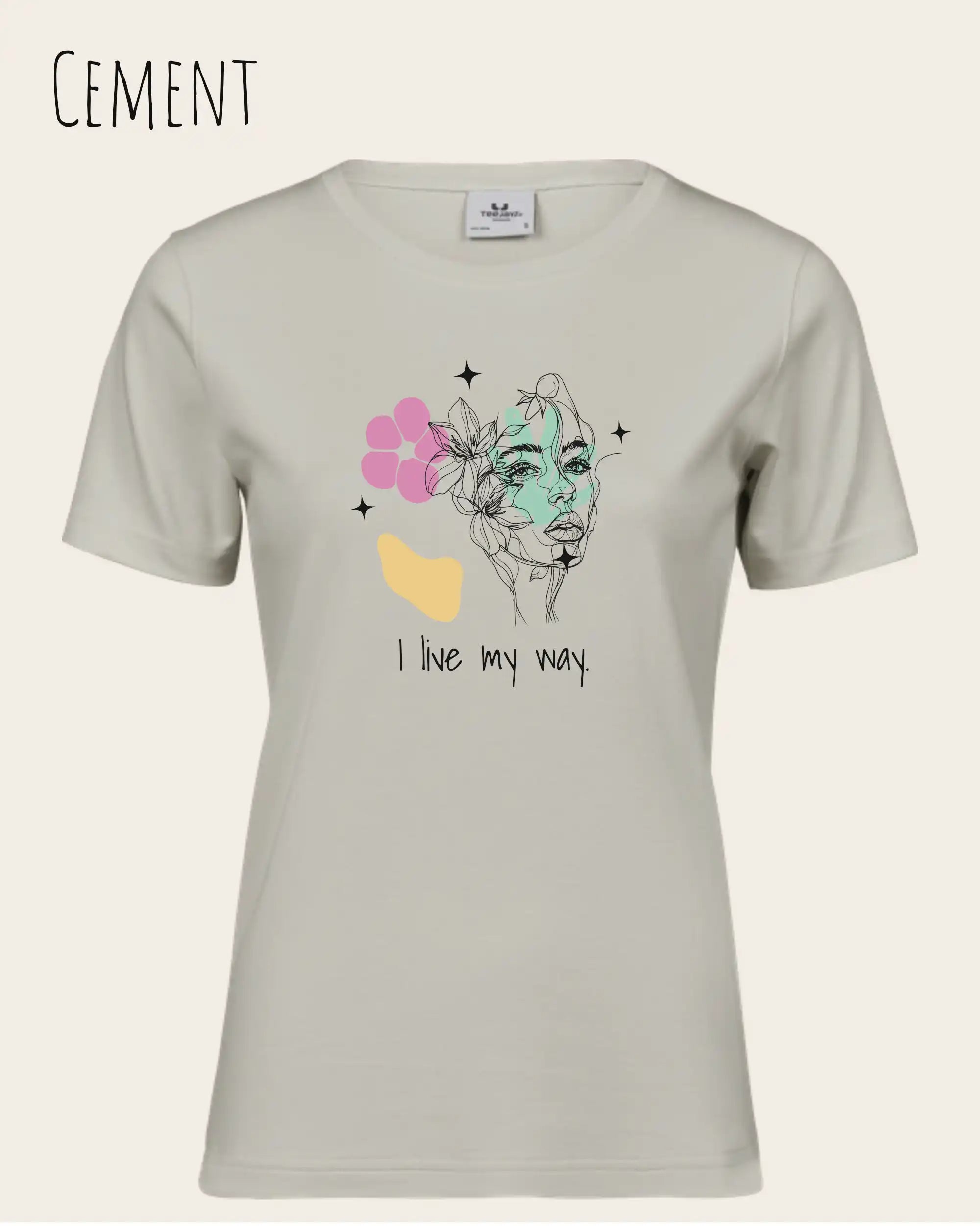 Das Bild zeigt das Bio Design-T‑Shirt mit femininen Schnitt in der Farbe Cement und dem Statement I live my way.