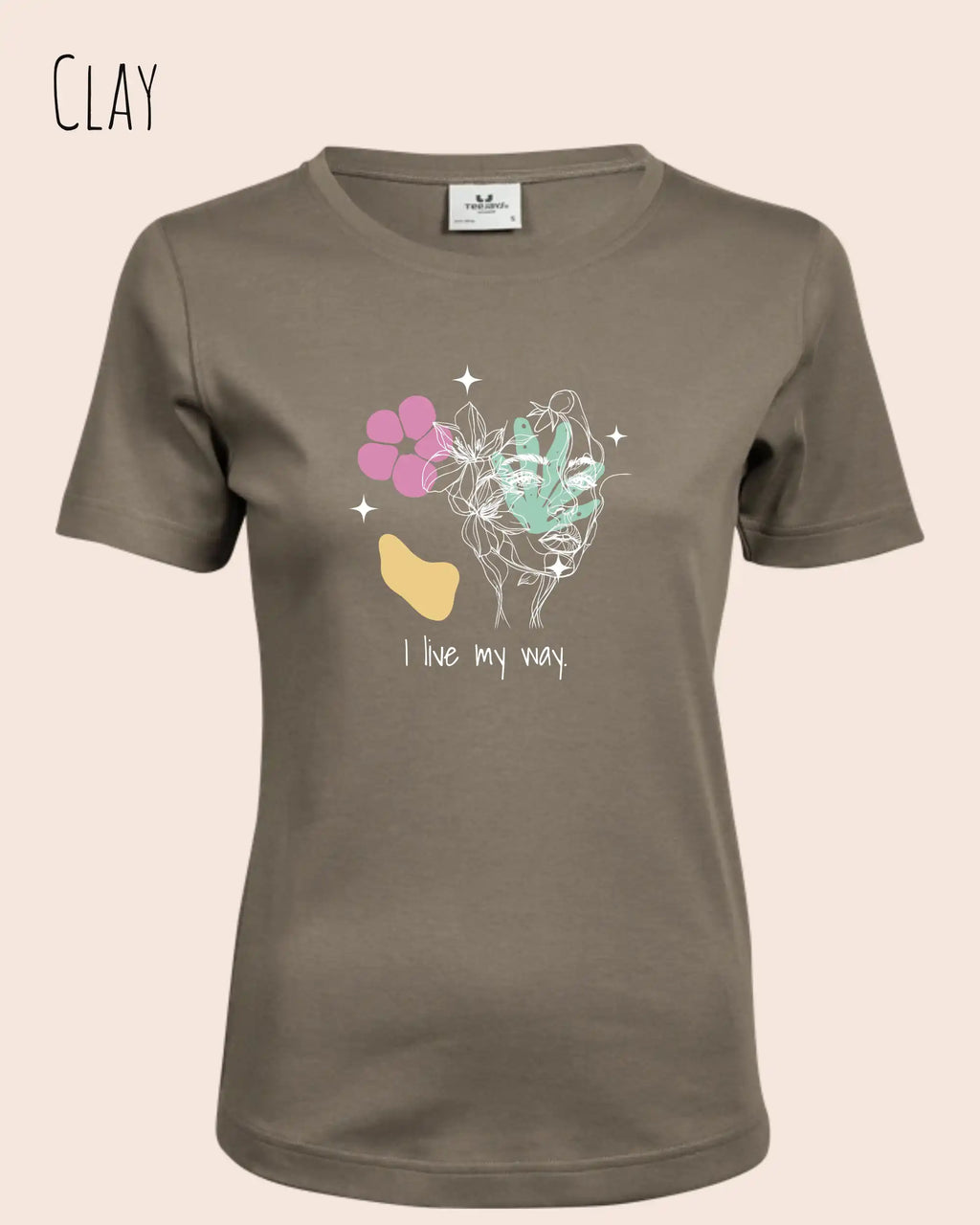 Das Bild zeigt das Bio Design-T‑Shirt mit femininen Schnitt in der Farbe Clay und dem Statement I live my way.
