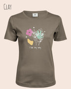 Das Bild zeigt das Bio Design-T‑Shirt mit femininen Schnitt in der Farbe Clay und dem Statement I live my way.