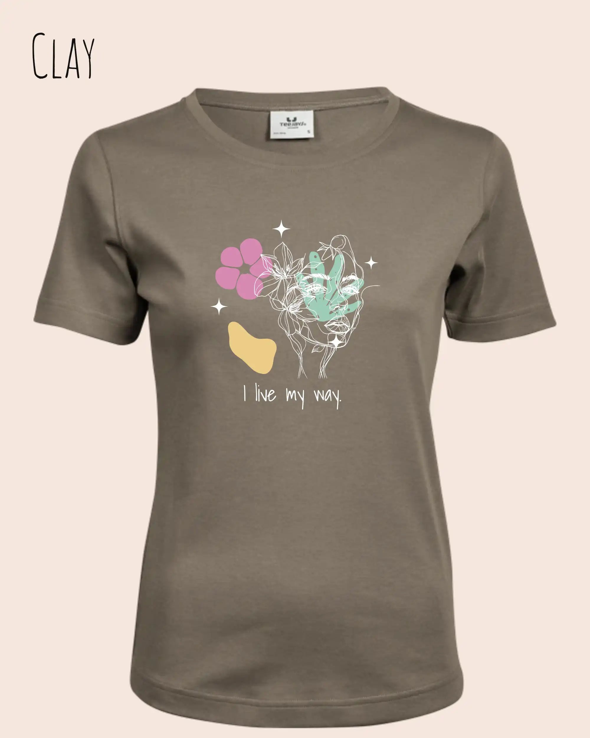 Das Bild zeigt das Bio Design-T‑Shirt mit femininen Schnitt in der Farbe Clay und dem Statement I live my way.
