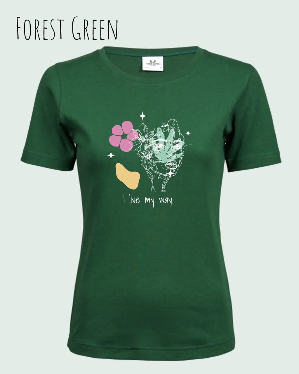 Das Bild zeigt das Bio Design-T‑Shirt mit femininen Schnitt in der Farbe Forest Green und dem Statement I live my way.