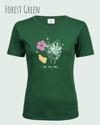 Das Bild zeigt das Bio Design-T‑Shirt mit femininen Schnitt in der Farbe Forest Green und dem Statement I live my way.