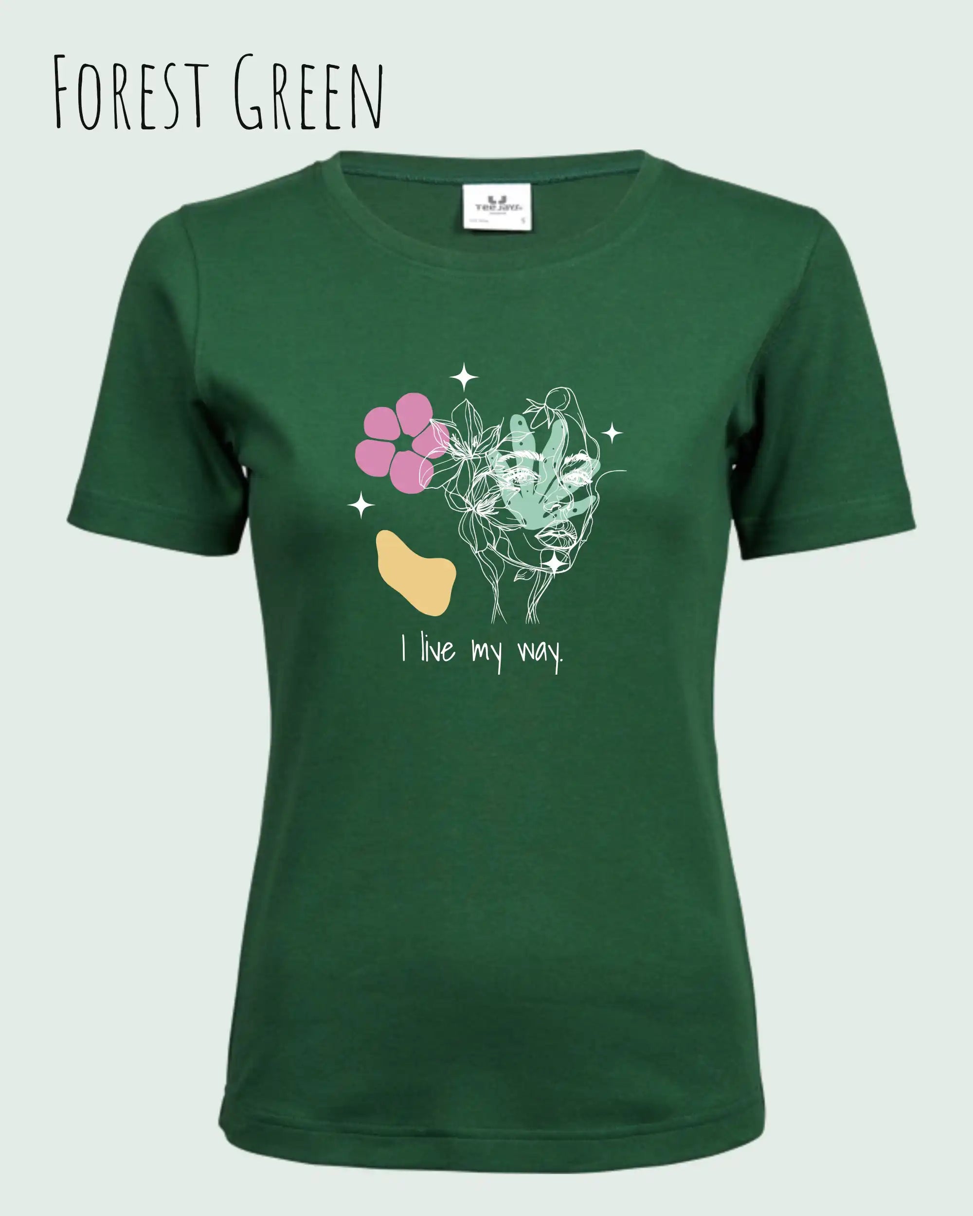 Das Bild zeigt das Bio Design-T‑Shirt mit femininen Schnitt in der Farbe Forest Green und dem Statement I live my way.