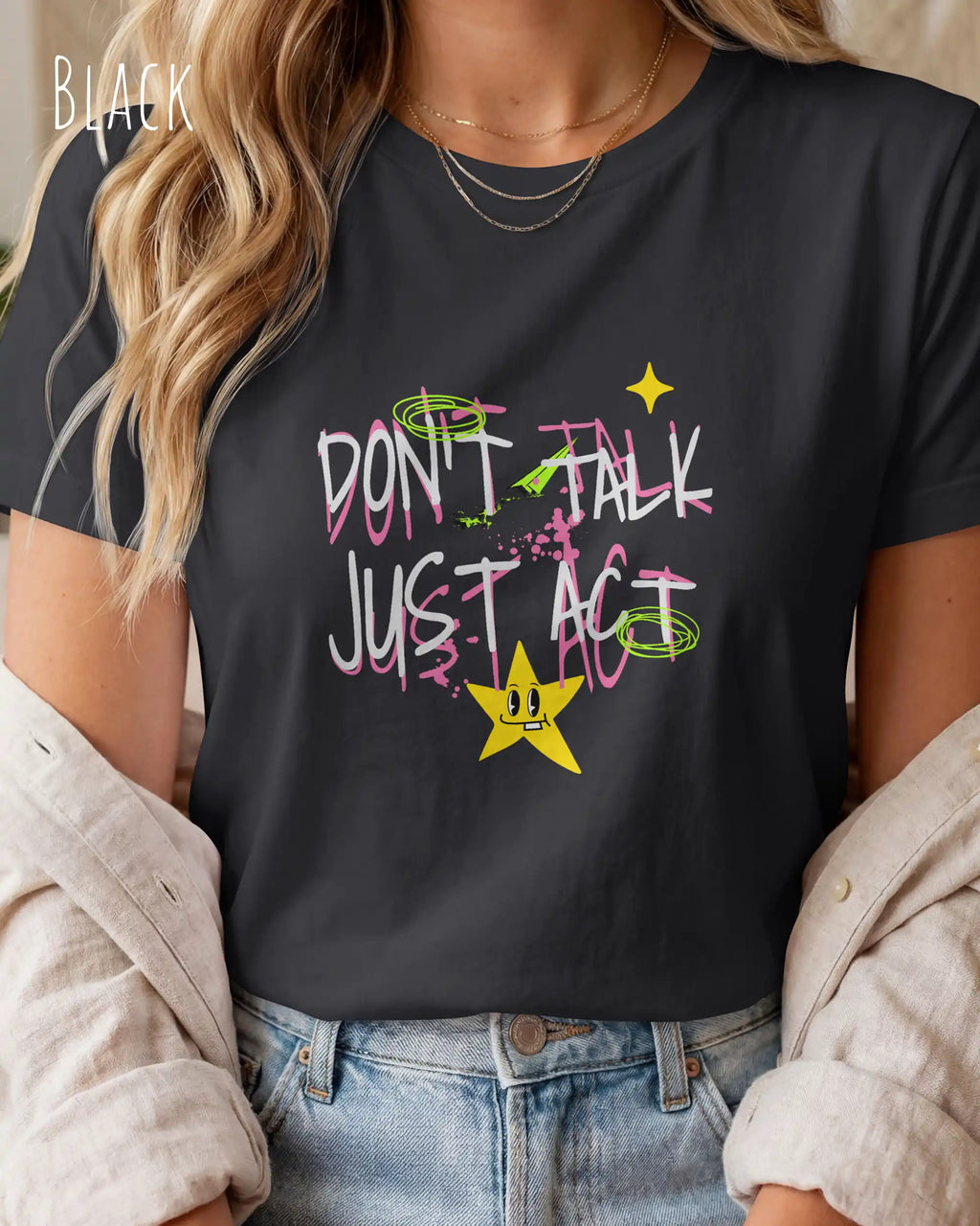  das bild zeigt eine frau, die ein feminines Design-T-Shirt in der farbe black mit dem design "Don't talk Just Act" trägt.