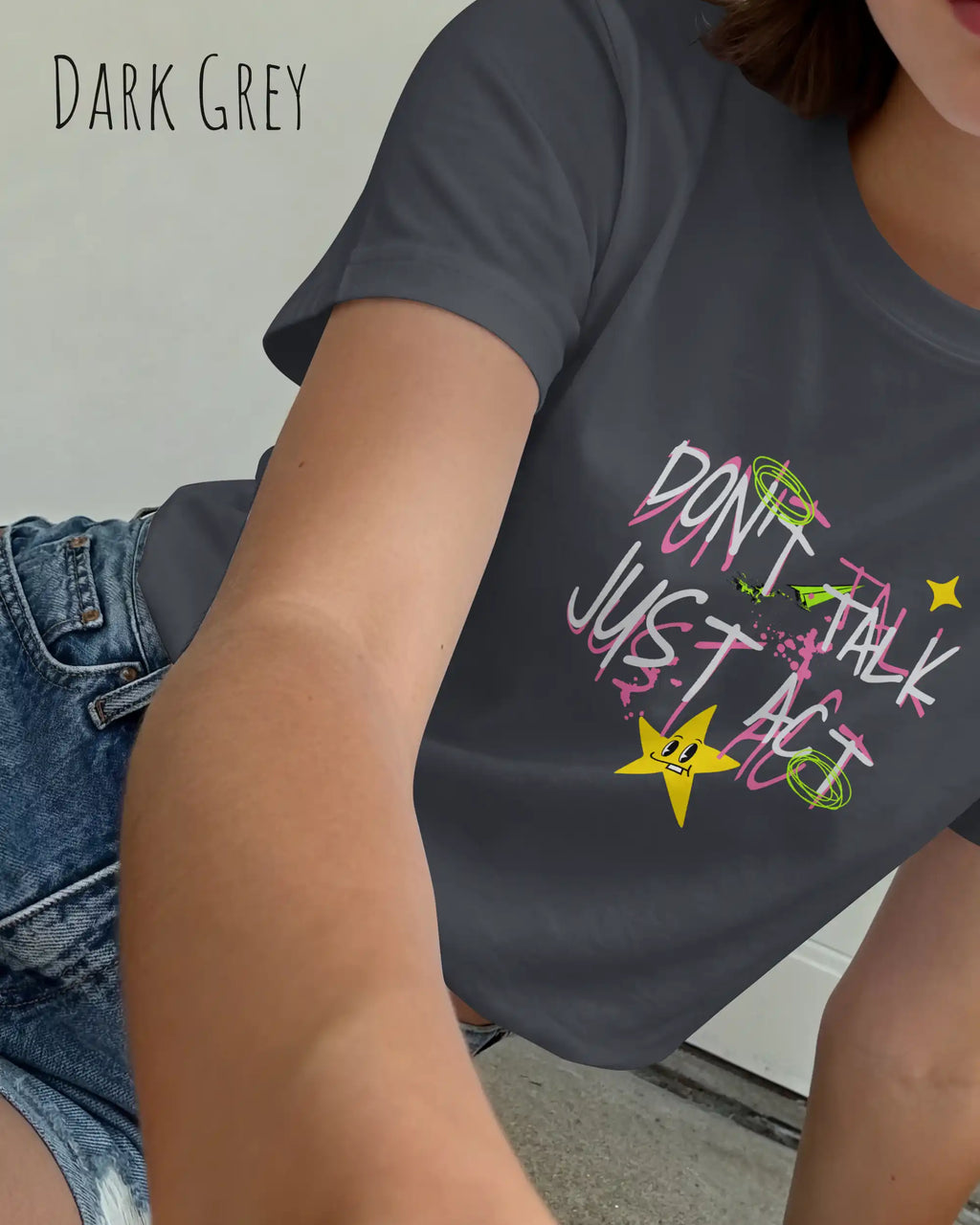 das bild zeigt eine frau, die ein feminines Design-T-Shirt in der farbe dark gREY mit dem design "Don't talk Just Act" trägt.