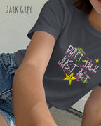 das bild zeigt eine frau, die ein feminines Design-T-Shirt in der farbe dark gREY mit dem design "Don't talk Just Act" trägt.