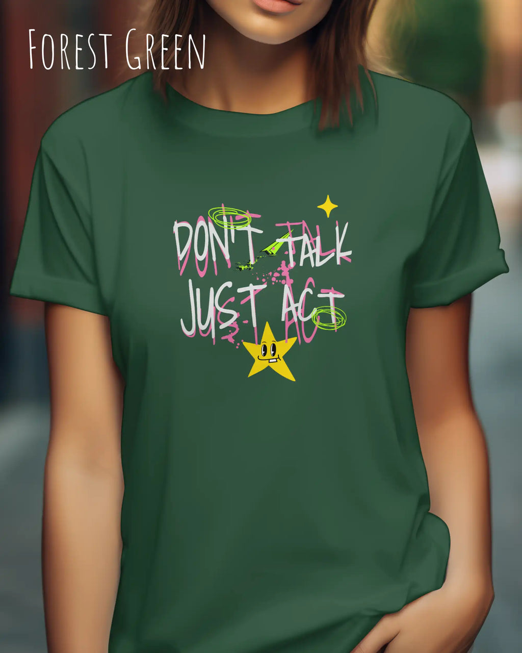 das bild zeigt eine frau, die ein feminines Design-T-Shirt in der farbe forest green mit dem design "Don't talk Just Act" trägt.