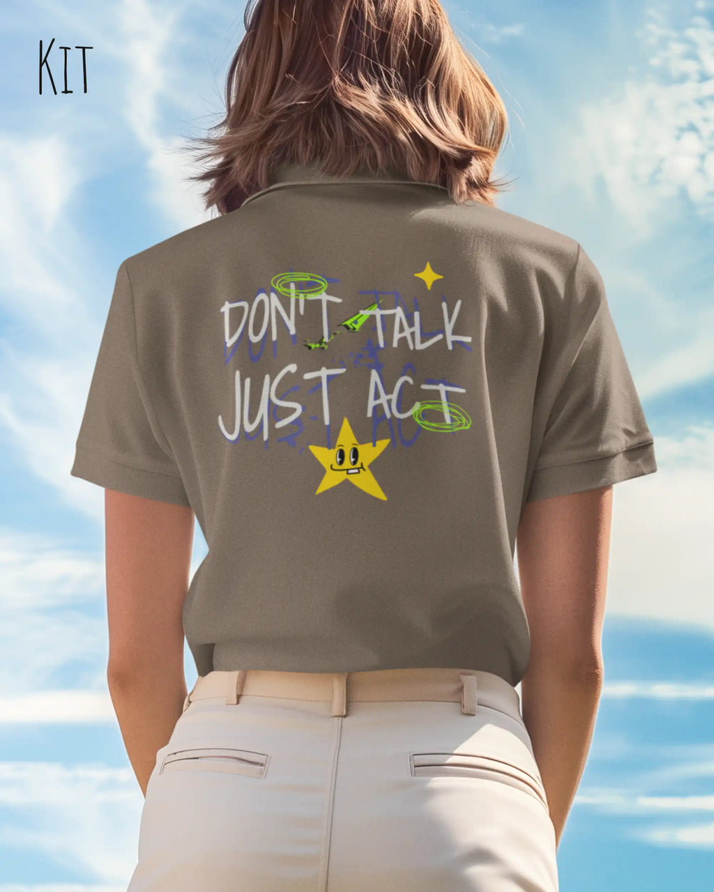 das bild zeigt eine frau, die ein feminines Design-T-Shirt in der farbe kit mit dem backprint "Don't talk Just Act" trägt.