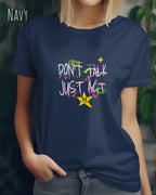 das bild zeigt eine blonde frau, die ein feminines Design-T-Shirt in der farbe navy mit dem design "Don't talk Just Act" trägt.