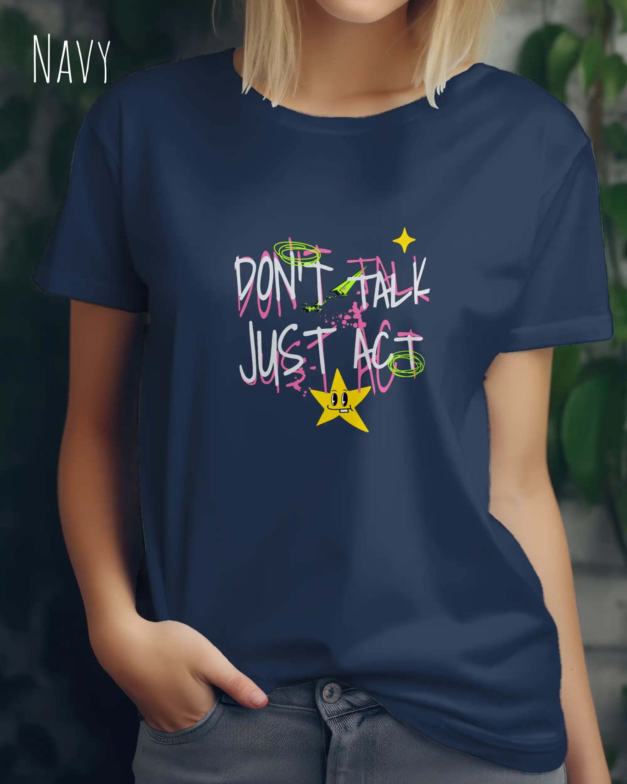 das bild zeigt eine blonde frau, die ein feminines Design-T-Shirt in der farbe navy mit dem design "Don't talk Just Act" trägt.