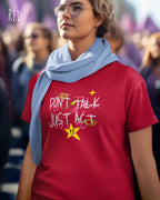 das bild zeigt eine frau, die ein feminines Design-T-Shirt in der farbe red mit dem design "Don't talk Just Act" trägt.