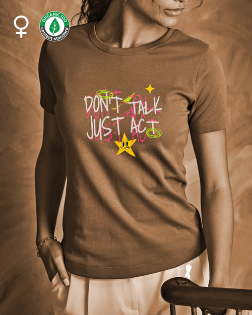 die Abbildung zeigt eine frau, die ein machhaltiges Design-T-Shirt mit dem design "Don't talk Just Act" trägt.