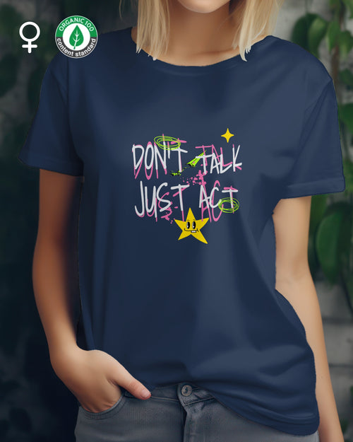 das bild zeigt eine blonde frau, die ein feminines Design-T-Shirt aus bio baumwolle mit dem design "Don't talk Just Act" trägt.