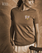 das bild zeigt eine frau, die ein feminines Design-T-Shirt in der farbe wood mit dem design "Don't talk Just Act" oben links  trägt.
